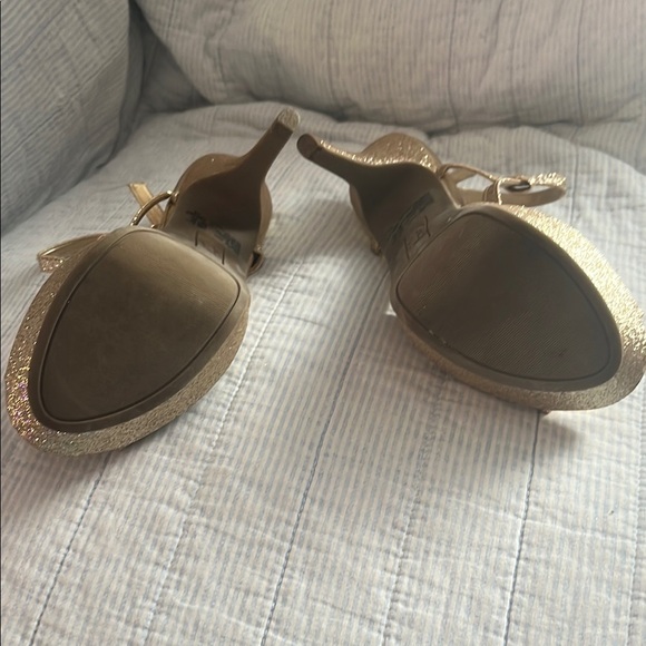 FIONI Elegant Gold Glitter Heels - Picture 2 of 3